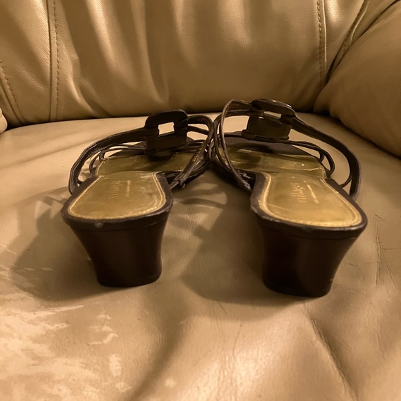 Liz Claiborne brown strappy slides - Picture 4 of 7